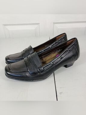 Born Penny Loafers 8.5 Womens Black Leather Kitten Heel Almond Toe Career Preppy